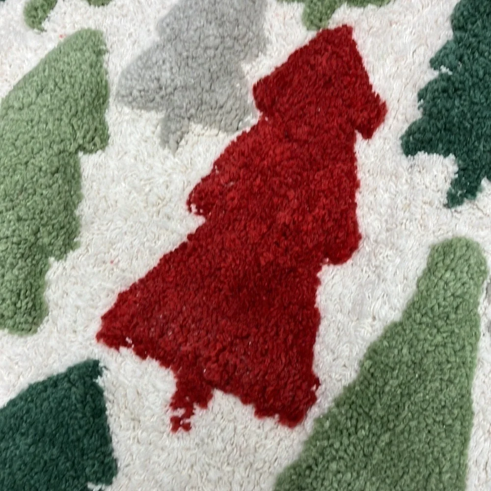 NWT ENVOGUE RED AND GREEN CHRISTMAS TREE BATH MAT